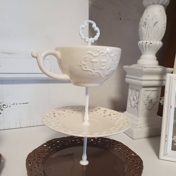 Etagere met bord en kopje in landelijke stijl * teatime * snack *