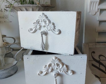 kleine Holzkisten in Holzschubladenoptik mit Metallgriff und Ornament in weiß * Landhaus shabby chic *