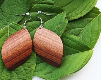 Pendientes de madera de hoja rizada / Pendientes de madera hechos a mano / Pendientes mínimos / Pendientes de madera curvada / Pendientes ligeros / Chapa de madera de palisandro