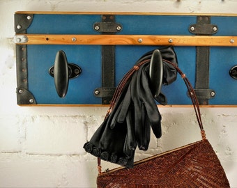 Steamer-Trunk coat/hat-rack. 1920s inspired with original bakelite hooks. Display your vintage clothes, hats, handbags or jewelry