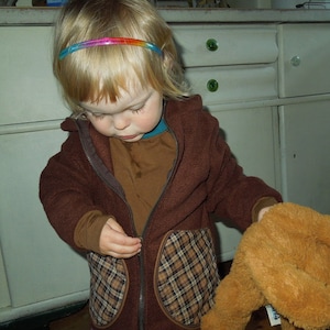 Braune Fleecejacke mit Karotaschen