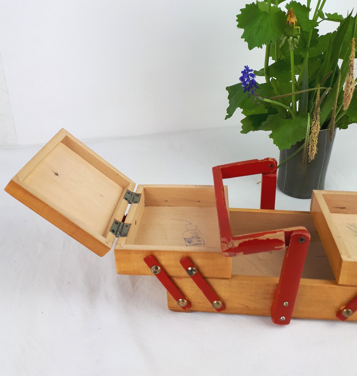 Odoria Miniatur Nähmaschine & Nähkästchen – 1/12 Maßstab, Metall & Holz, Für Puppenhaus & Deko