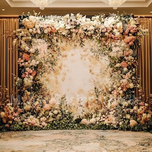 Könnte beinhalten: Ein Blumenhintergrund für eine Hochzeit oder Veranstaltung, mit einer Wand, die mit einem hellbraunen, strukturierten Material bedeckt ist, und einem üppigen Arrangement aus weißen, rosa und grünen Blumen.