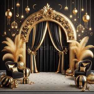 Puede incluir: Un arco negro y dorado con cortinas doradas y decoraciones doradas. Dos sillas negras con detalles dorados se colocan frente al arco. El arco está decorado con palmeras doradas y adornos dorados.