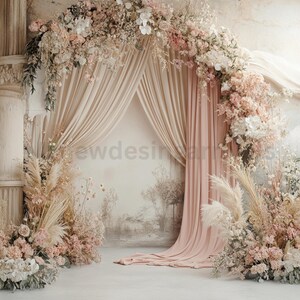 Könnte beinhalten: Eine Kulisse für eine Hochzeitszeremonie oder ein anderes besonderes Ereignis, mit einem drapierten beige- und rosafarbenen Stoffhintergrund und einem floralen Torbogen aus Trockenblumen und Pampasgras.