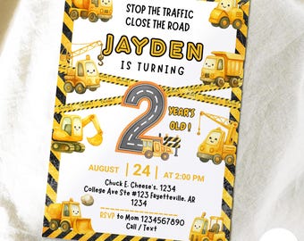 Könnte beinhalten: Eine gelb-weiße Geburtstagseinladung zum Thema Bau. Die Einladung zeigt Cartoon-Baufahrzeuge, den Namen "JAYDEN" und die Zahl "2". Der Text enthält "STOP THE TRAFFIC CLOSE THE ROAD" und Veranstaltungsdetails.
