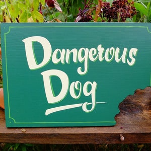 Handbemaltes Holzschild, Dangerous Dog Bild 1