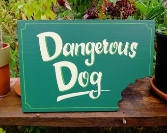 Handbemaltes Holzschild, Dangerous Dog
