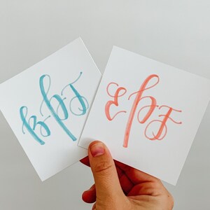 Calligraphie manuscrite Monogramme Étiquette cadeau Étiquette Carte d’appel Papeterie Rose Bleu Or Lettrage CartonStock Embellissement Calli par Katie