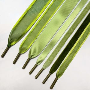 Cordón verde con herretes de latón