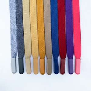 Puede incluir: Un conjunto de 10 cordones de colores con aglets metálicos. Los cordones son de varios colores, incluyendo gris, azul, beige, amarillo, naranja, rojo, morado y rosa.