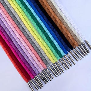 Cordón trenzado redondo de 5 mm con puntas metálicas