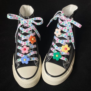 Florale Schuhbänder, Sneaker Schnürsenkel mit Blumen Anhängern - 1 PAAR