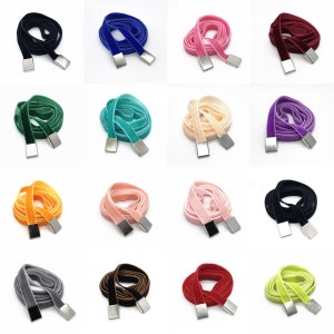 Peut inclure: Assortiment de 12 cordons en velours avec fermoirs en métal argenté. Les cordons sont de différentes couleurs, notamment noir, bleu, vert, violet, rose, orange, jaune, rouge, gris, marron et vert clair.