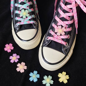 Grüne und Pinke Schnürsenkel, Sakura Schnürsenkel mit Blumen Anhängern - Ein Set