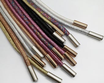 Cordones con purpurina y topes metálicos