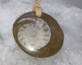 Ammonit in Matrix, Edelstein, Heilstein, Lederband, Kette, Muttergestein, Kopffüßer