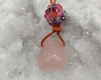 Cuarzo rosa, piedra preciosa, piedra curativa, bola de cristal, correa de cuero, cadena, colgante