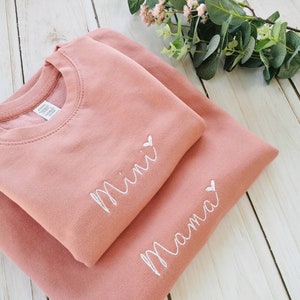 Mama and Mini sweaters / embroidered matching jumper / twinning outfits / mum and daughter sweatshirts / gift / mummy / birthday present