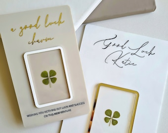 Personalisierte Glücksbringer-Plakette mit vierblättrigem Kleeblatt – Echtes vierblättriges Kleeblatt – Individuelles Glückssymbol – Erinnerungsstück – Glückskarte – Geschenk