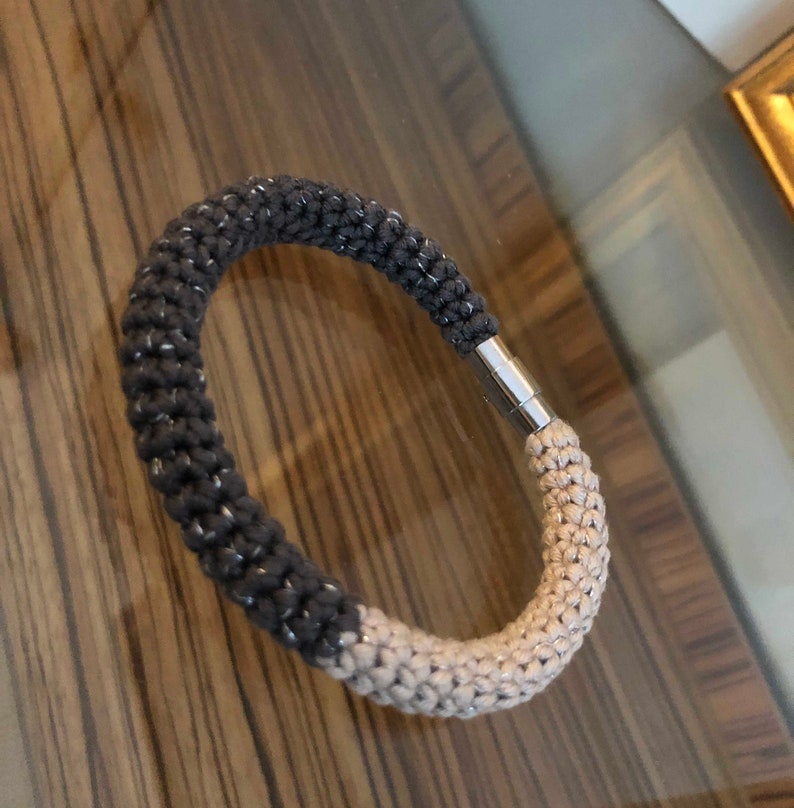 Bracelet finely crocheted image 1