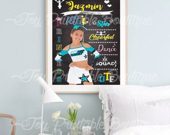 Puede incluir: Un cartel imprimible en blanco y negro con el texto "Jazmin" en la parte superior. El cartel presenta a una niña con un uniforme de animadora con las palabras "Princess", "Pom Poms", "Star", "Cheerful", "Dance", "Squad" y "Cute" escritas verticalmente a un lado.