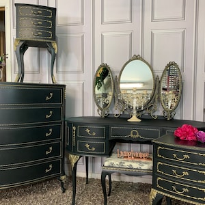 Antique bedroom furniture hot sale sets