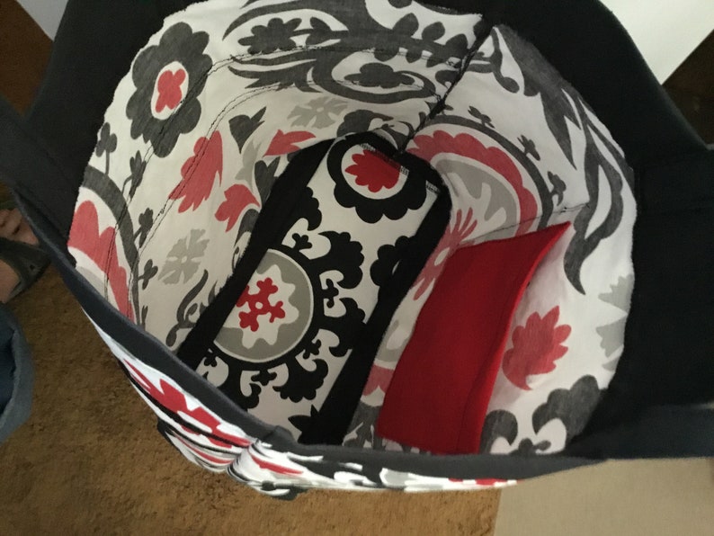 Stylish woman\u2019s all around tote bag 18 x 15 inches in red black and white with inside and outside pockets sturdy home dec fabric