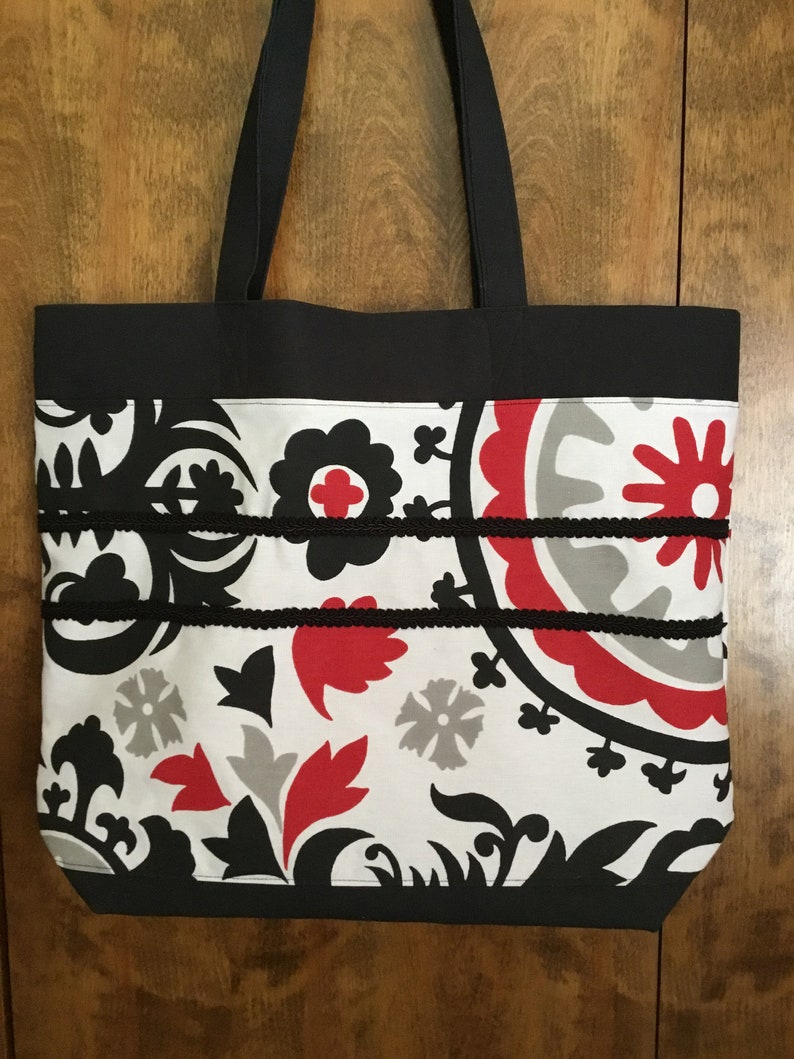 Stylish woman\u2019s all around tote bag 18 x 15 inches in red black and white with inside and outside pockets sturdy home dec fabric