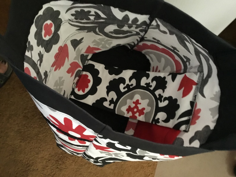 Stylish woman\u2019s all around tote bag 18 x 15 inches in red black and white with inside and outside pockets sturdy home dec fabric