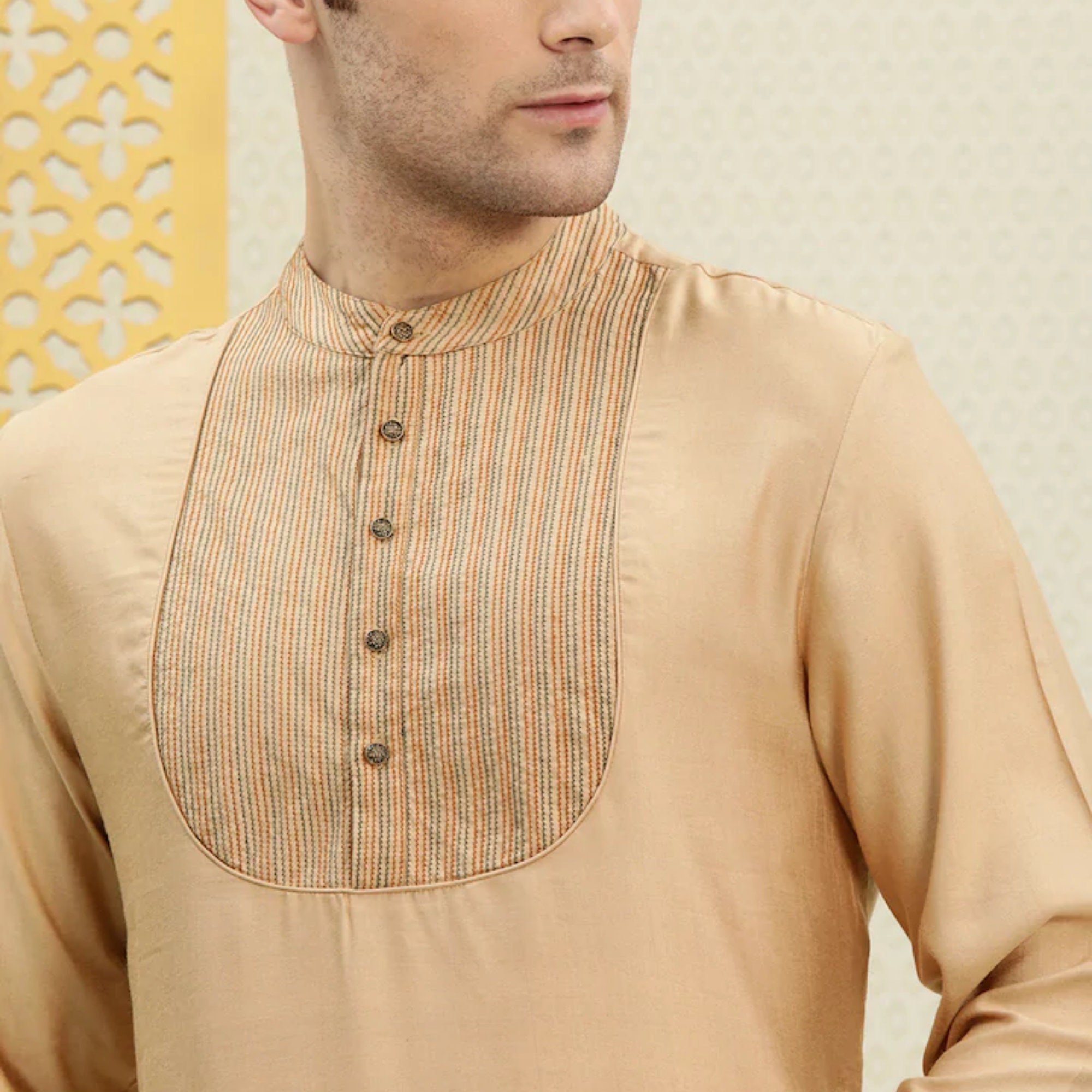 Kurta Uomo KISAH In Cotone Beige – Ricamo Geometrico, Colletto Coreano, Vestibilità Regolare, Stile Etnico - 2