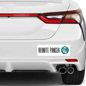 Op de afbeelding: Een witte auto met een bumper sticker waarop staat "Reunite Pangea" met een afbeelding van het supercontinent Pangea op een blauwe cirkel.