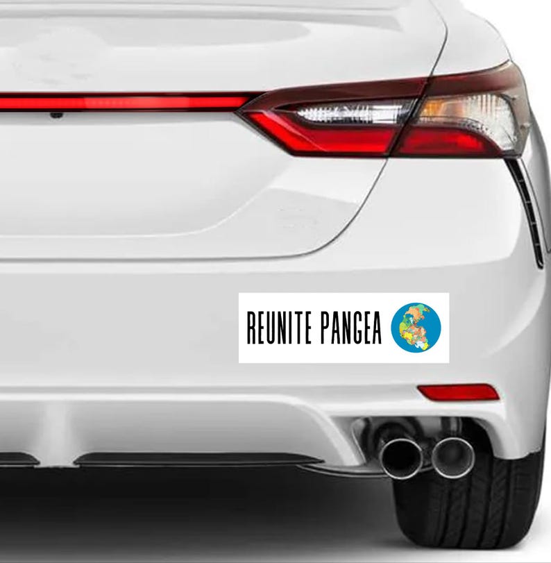 Op de afbeelding: Een witte auto met een bumper sticker waarop staat "Reunite Pangea" met een afbeelding van het supercontinent Pangea op een blauwe cirkel.