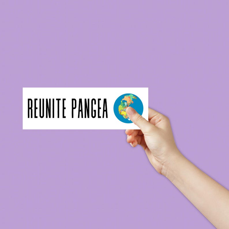 Op de afbeelding: Een witte kaart met de tekst "REUNITE PANGEA" in zwarte letters. Aan de rechterkant van de kaart staat een cartoonafbeelding van de aarde.