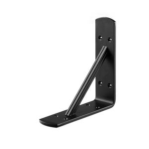 Puede incluir: Escuadra de estante de metal negro con diseño en ángulo recto. El soporte tiene una placa vertical con orificios pretaladrados para el montaje y una placa horizontal. Una barra de soporte diagonal añade estabilidad. Diseñado para soportar estantes.