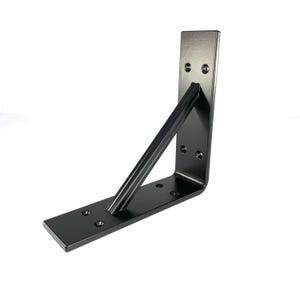 Puede incluir: Escuadra de estante de metal negro con diseño en ángulo recto. El soporte tiene una placa de montaje vertical con dos orificios pretaladrados y un soporte horizontal con tres orificios. Un soporte diagonal añade estabilidad.