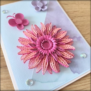 Biglietto d'auguri con gerbera rosa e farfalla quilling - Biglietto di carta quilling con scatola regalo fatta a mano - Fiore di gerbera rosa quilling
