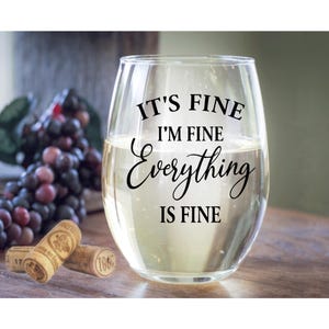 Está bien, estoy bien, todo está bien. Copa de vino sin tallo con cita divertida.