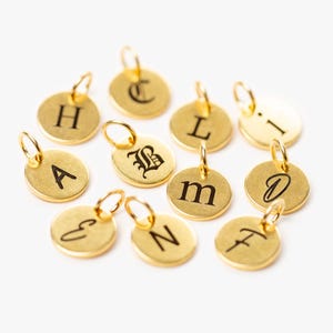 Elija entre 140 íconos, 7 estilos de fuente, letra inicial dorada, dije de monograma personalizado pequeño, disco inicial, joyería personalizada, negro sobre oro