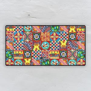 Può includere: Tappeto decorativo rettangolare con un vivace design patchwork. Il motivo presenta un mix di motivi floreali, geometrici e di uccelli in rosso, giallo, blu e verde. Il tappeto ha un bordo nero ed è posto su uno sfondo bianco.