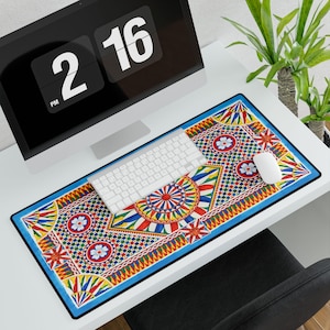 Puede incluir: Un juego de tres tazas de cerámica con acabado mate moteado. Las tazas son de color crema, gris claro y gris oscuro. Cada taza tiene un diseño simple y minimalista.