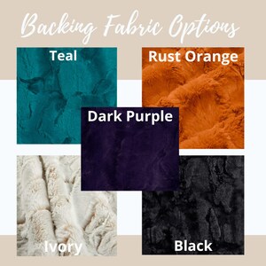 Pu&ograve; includere: Sei campioni di tessuto che mostrano diversi colori e trame. I colori sono verde acqua, arancione ruggine, viola scuro, avorio e nero.