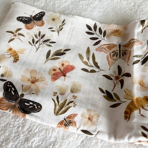 Lange Butterfly Meadows, literie pour lit de bébé, couverture pour bébé fille bohème, lange monarque en mousseline, couverture florale pour nouveau-né fille, bio, cadeau de douche