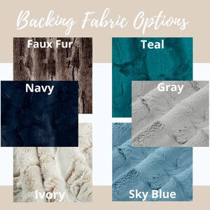 Pu&ograve; includere: Sei campioni di tessuto che mostrano diversi colori e trame. I campioni sono etichettati "Faux Fur", "Teal", "Navy", "Gray", "Ivory" e "Sky Blue".