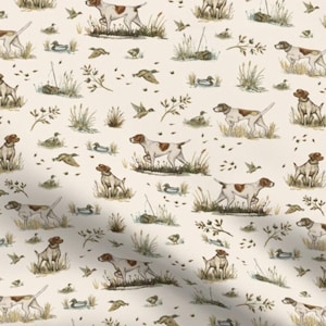 Peut inclure: Un motif répétitif sur fond crème clair représentant des illustrations de chiens de chasse marron et blancs, des canards en vol ou nageant, et des herbes hautes. Les chiens sont représentés dans diverses postures, debout ou marchant.