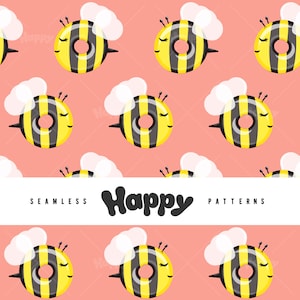 Op de afbeelding: Een naadloos patroon met een herhalend ontwerp van gele en zwarte bijen met gesloten ogen en een donutvormig lichaam. De bijen vliegen tegen een lichtroze achtergrond met witte wolken. De tekst "Happy Patterns" staat gecentreerd onderaan de afbeelding.