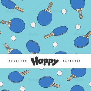Op de afbeelding: Een naadloos patroon met blauwe en witte pingpongbatjes en witte ballen op een lichtblauwe achtergrond. De tekst "Happy Patterns" staat gecentreerd onderaan de afbeelding.