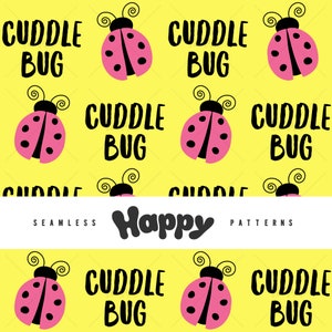 Puede incluir: Un patrón sin costuras con mariquitas rosas con manchas negras y el texto "Cuddle Bug" repetido sobre un fondo amarillo. El texto "Happy" está escrito en una fuente divertida en la parte inferior del patrón.