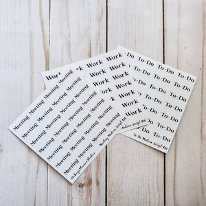 Peut inclure: Un ensemble d'autocollants de planificateur blancs avec du texte noir. Les autocollants comprennent les mots "Travail", "Réunion" et "À faire".