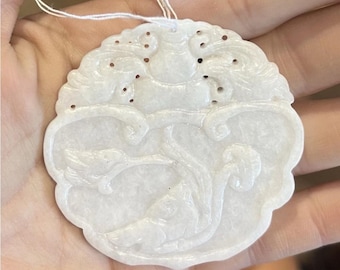 古い中国の彫刻が施された白い翡翠の硬石の人物像の花のお守りの